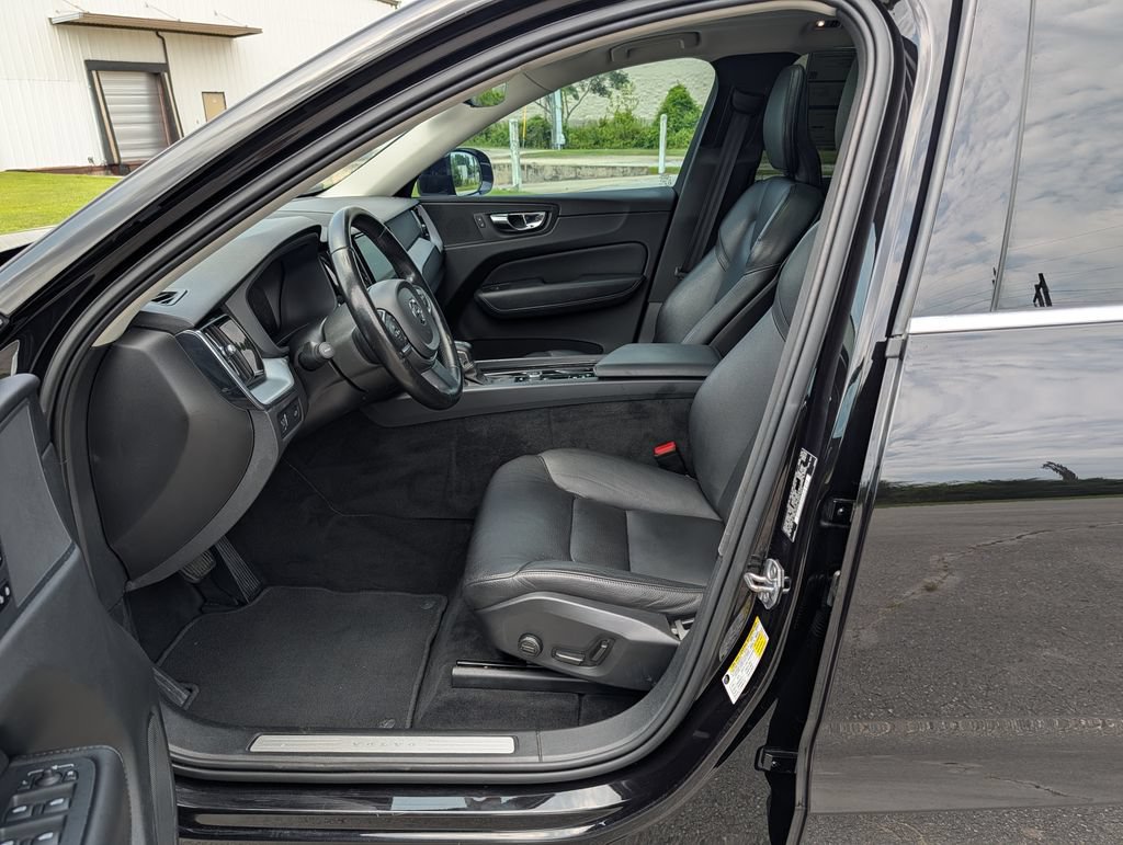 Used 2020 Volvo XC60 T6 Momentum AWD/4WD image 31