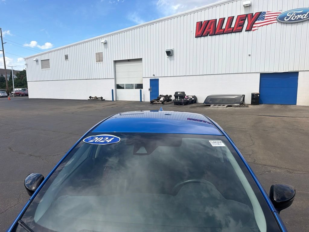 Used 2024 Nissan Versa SR FWD image 17
