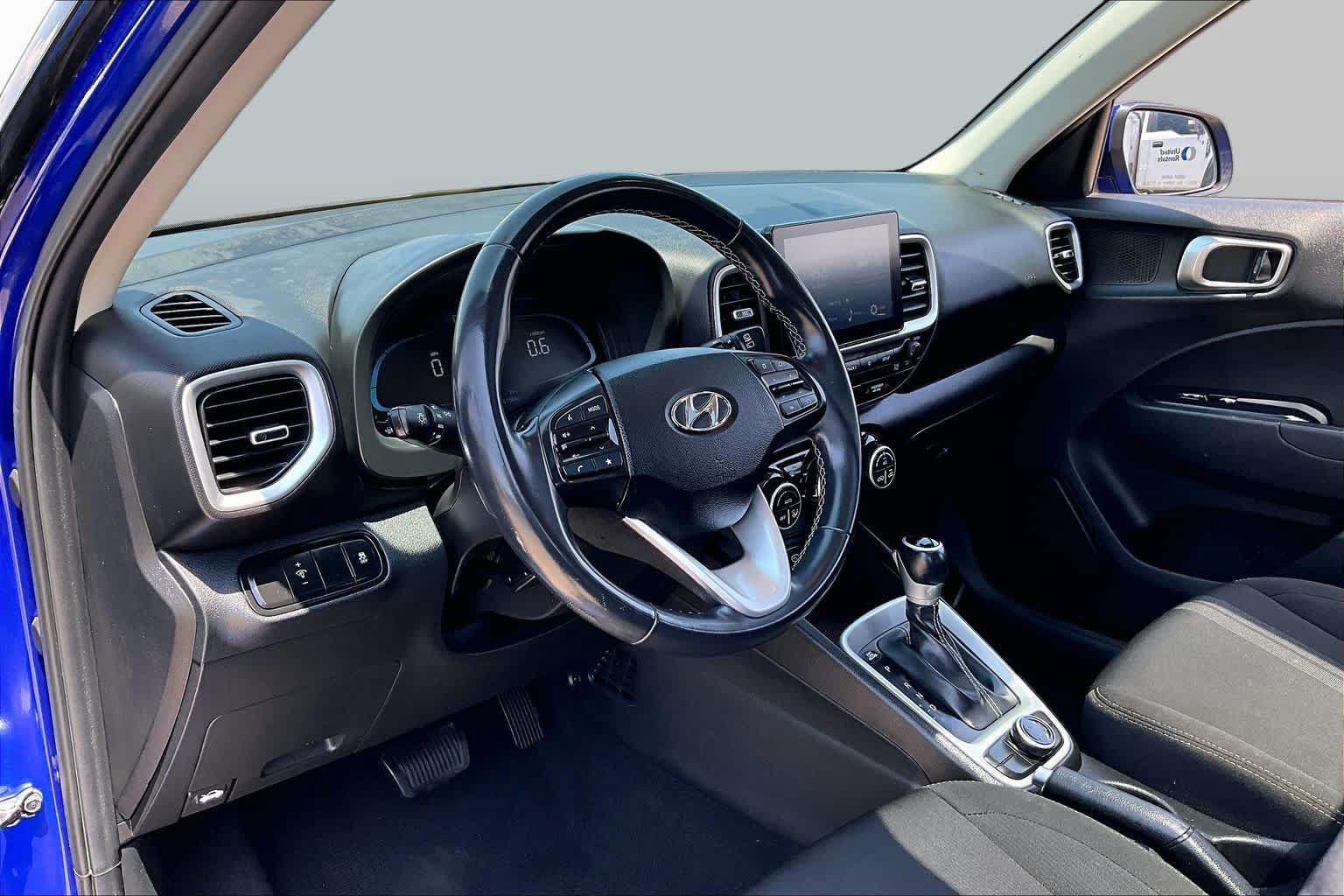 Used 2024 Hyundai Venue SEL FWD image 17