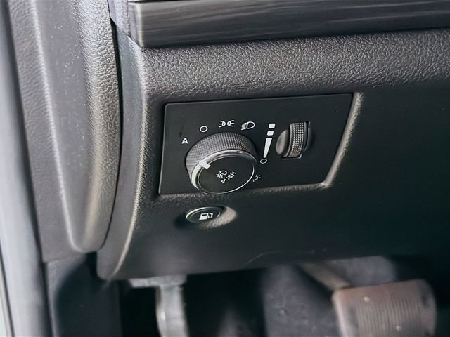 Used 2019 Jeep Grand Cherokee Altitude RWD image 12