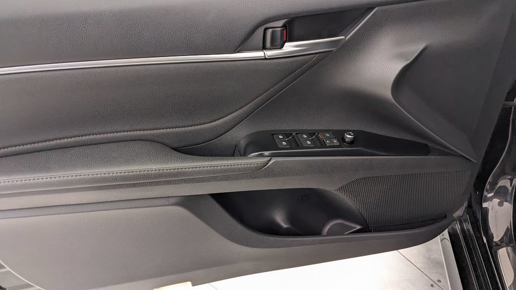 Used 2018 Toyota Camry XLE FWD image 25