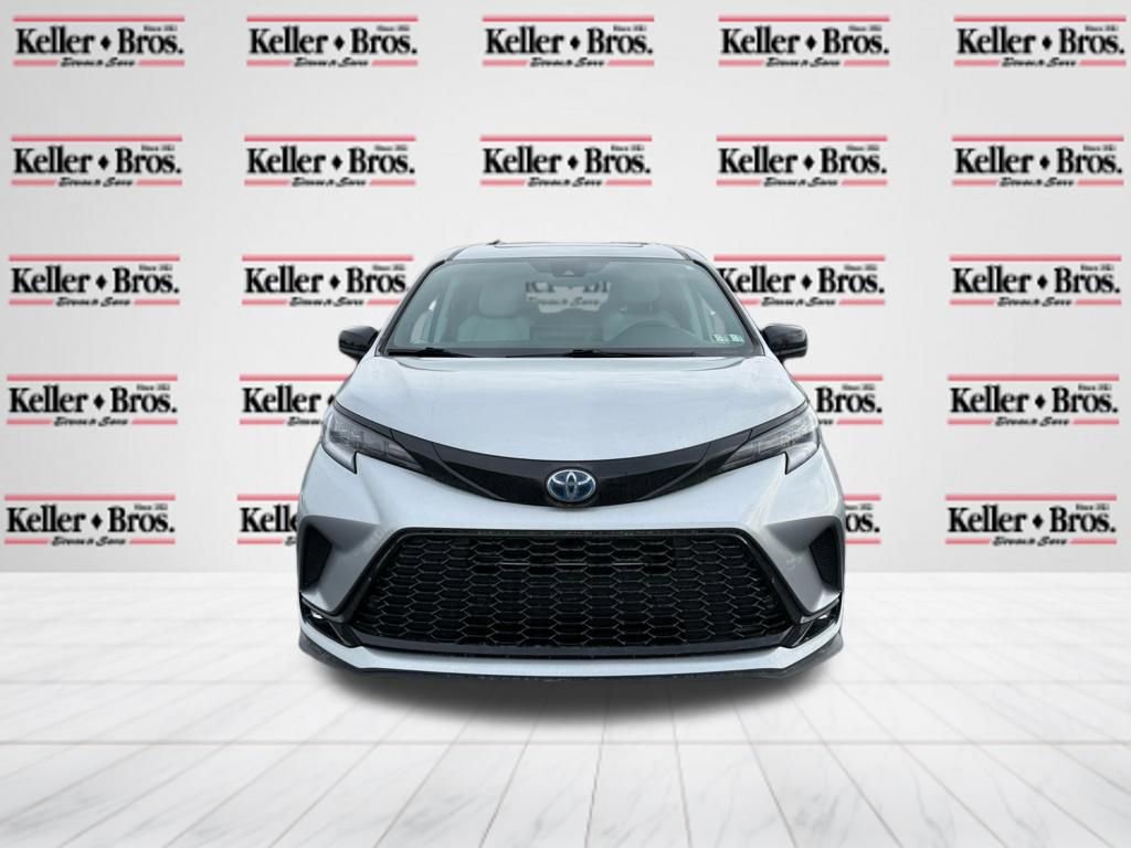Used 2025 Toyota Sienna XSE w/ XSE Plus Package image 2