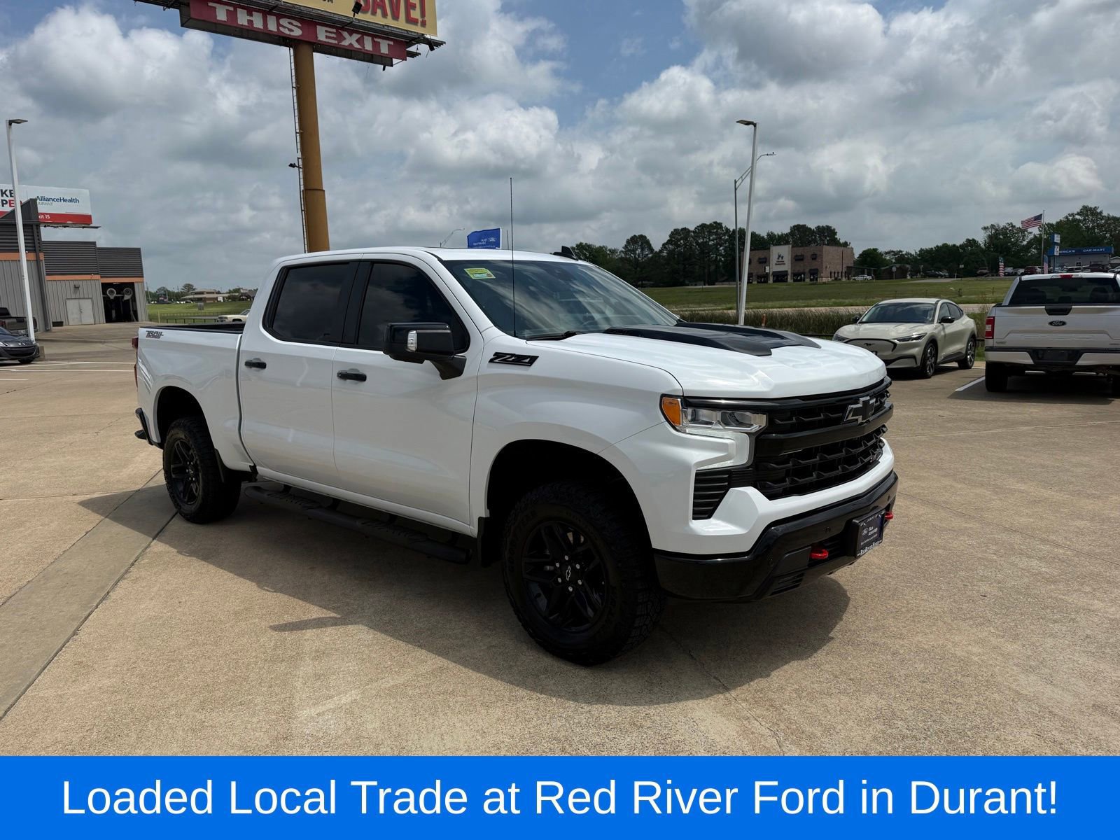 Used 2024 Chevrolet Silverado 1500 LT Trail Boss w/ LT Trail Boss Premium Package AWD/4WD image 7
