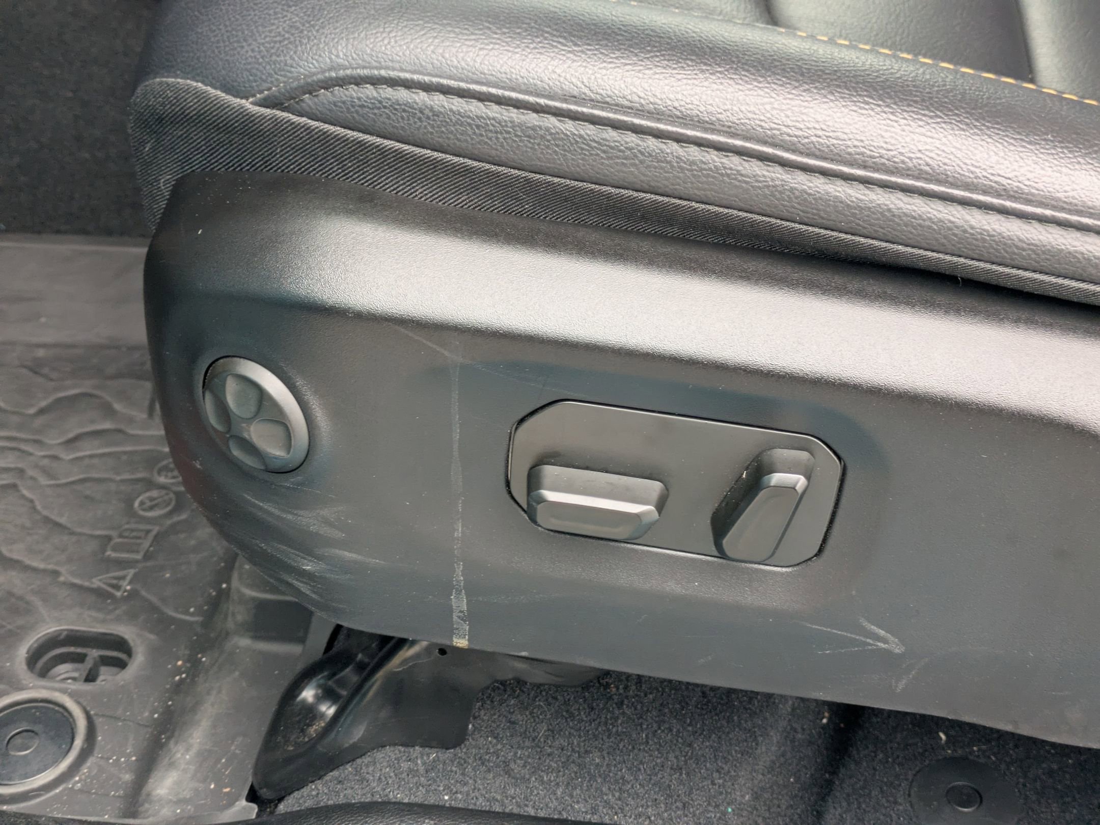 Used 2024 Jeep Wrangler Unlimited Sahara w/ Technology Group image 13