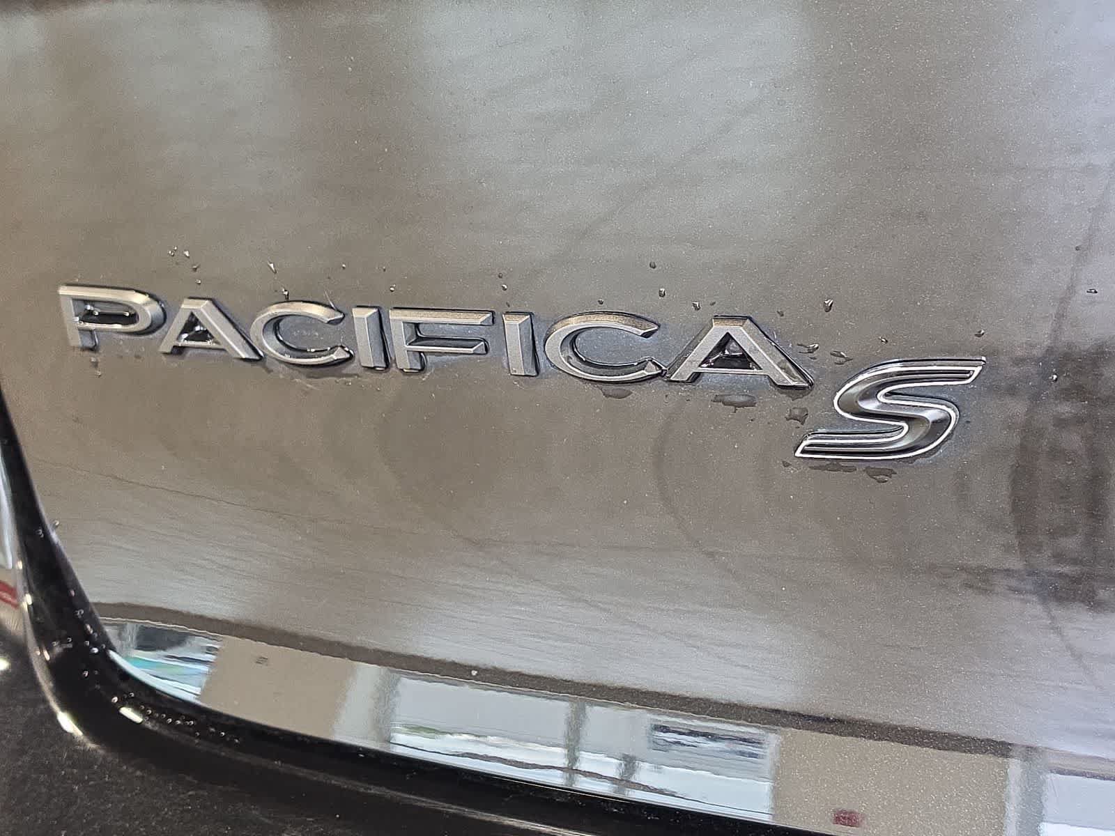 Used 2025 Chrysler Pacifica Limited FWD image 9