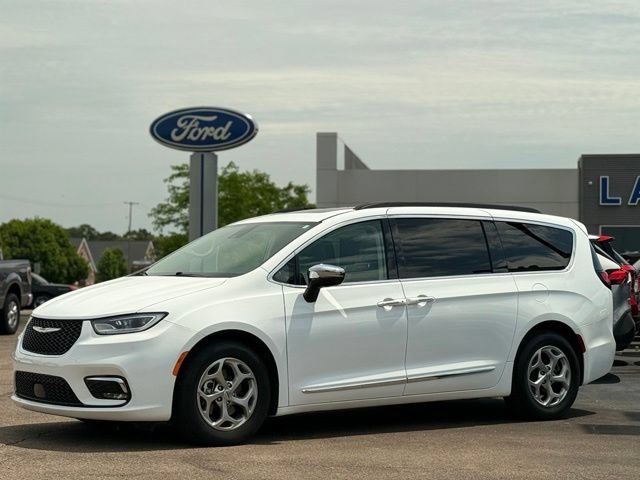 Used 2023 Chrysler Pacifica Limited FWD image 48
