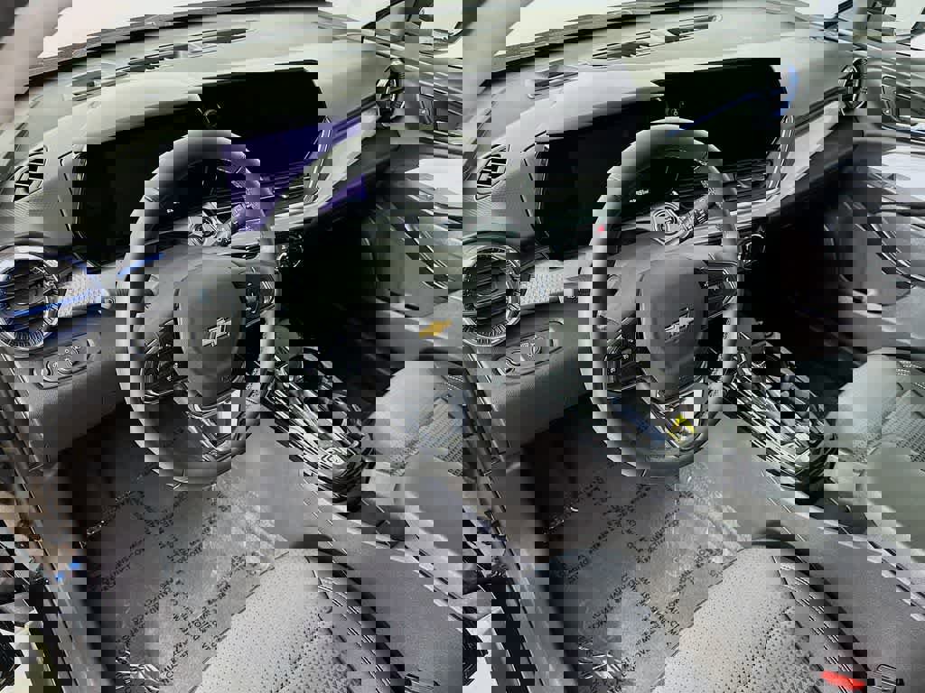 Used 2025 Chevrolet Trax LT w/ LT Convenience Package image 9