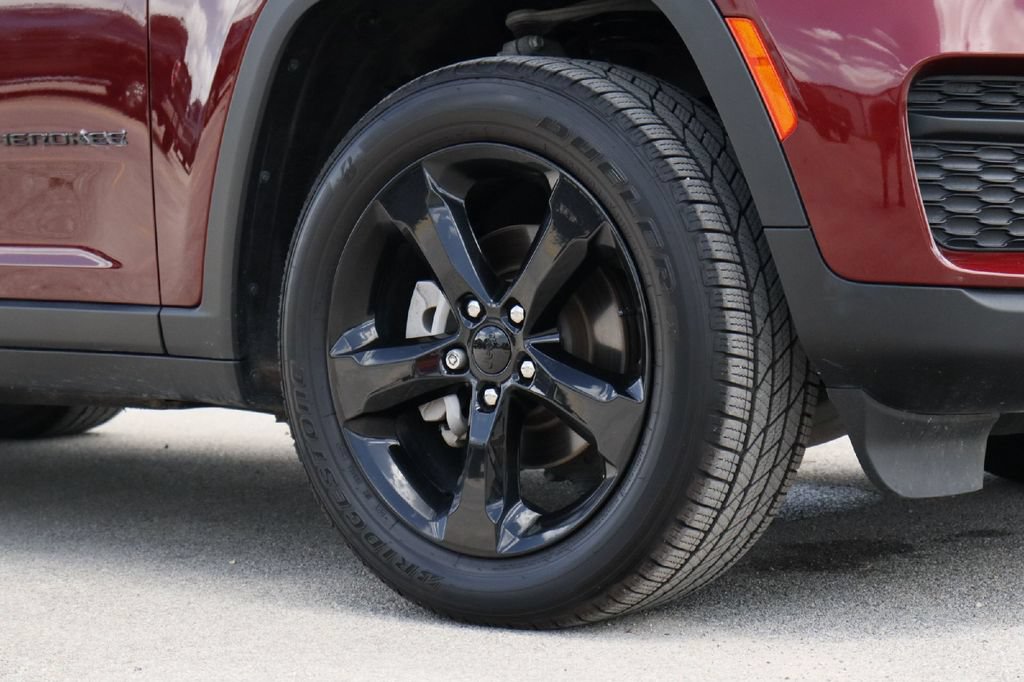 Used 2023 Jeep Grand Cherokee Laredo RWD image 28