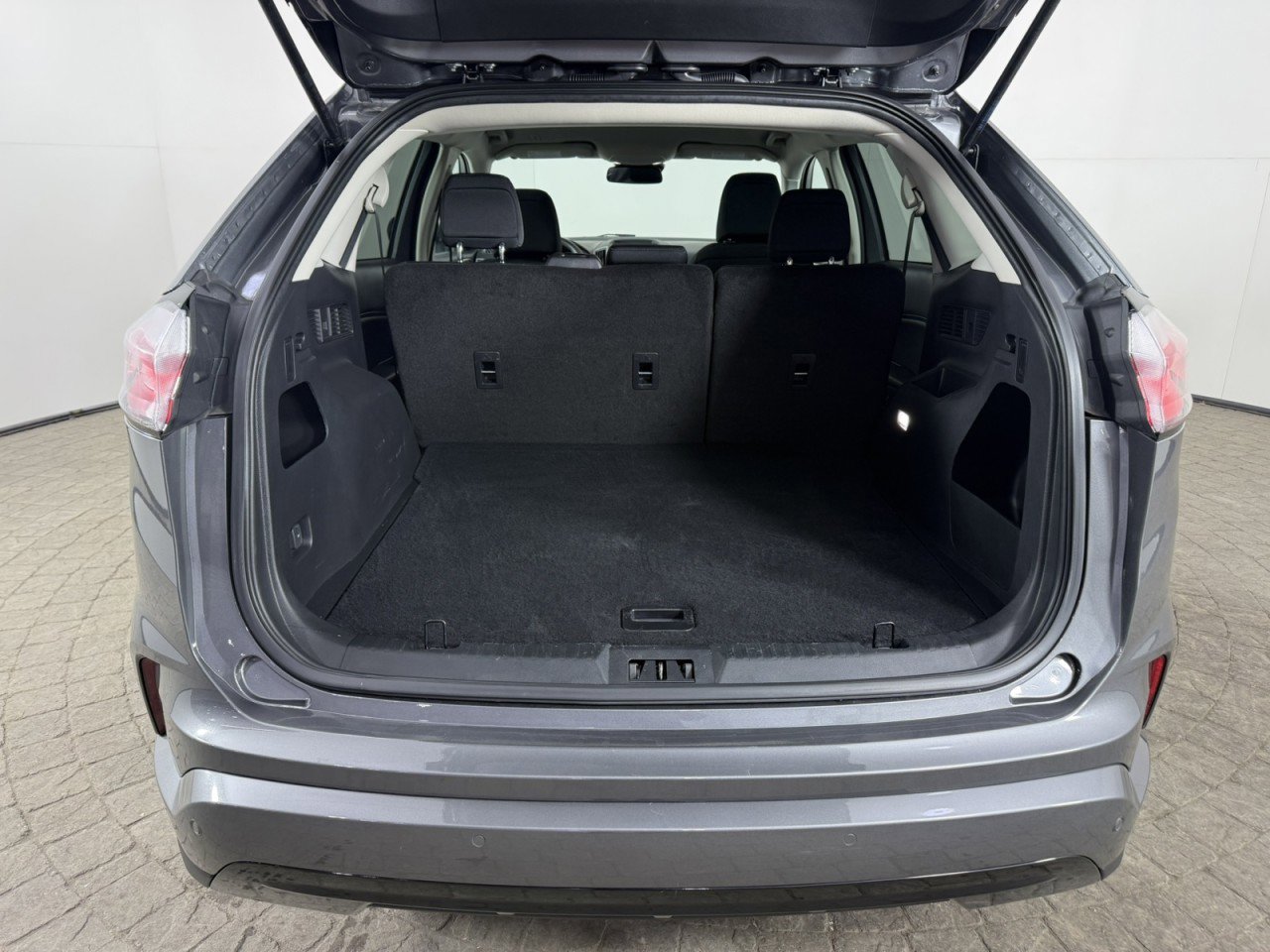 Certified 2024 Ford Edge SE w/ Black Appearance Package image 7