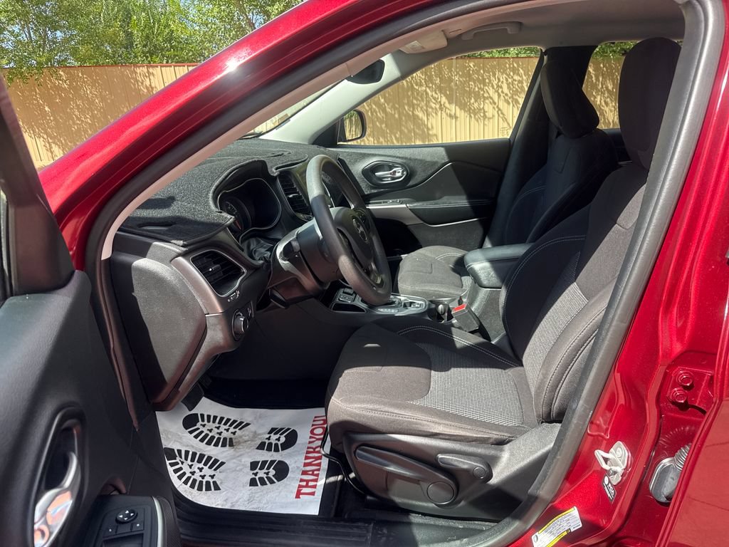 Used 2021 Jeep Cherokee Latitude FWD image 12