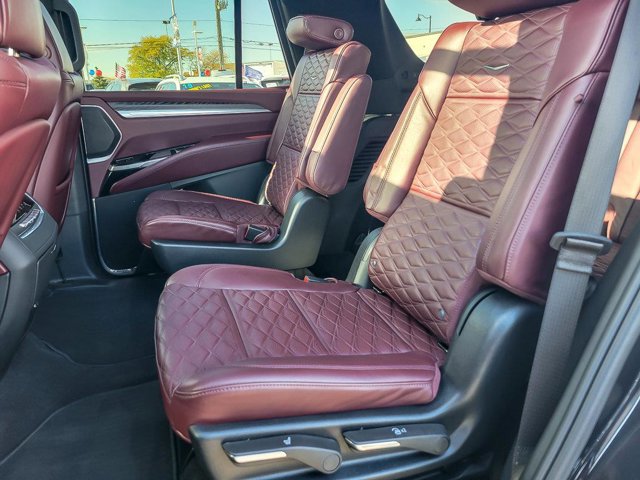 Used 2025 Cadillac Escalade Premium Luxury image 18