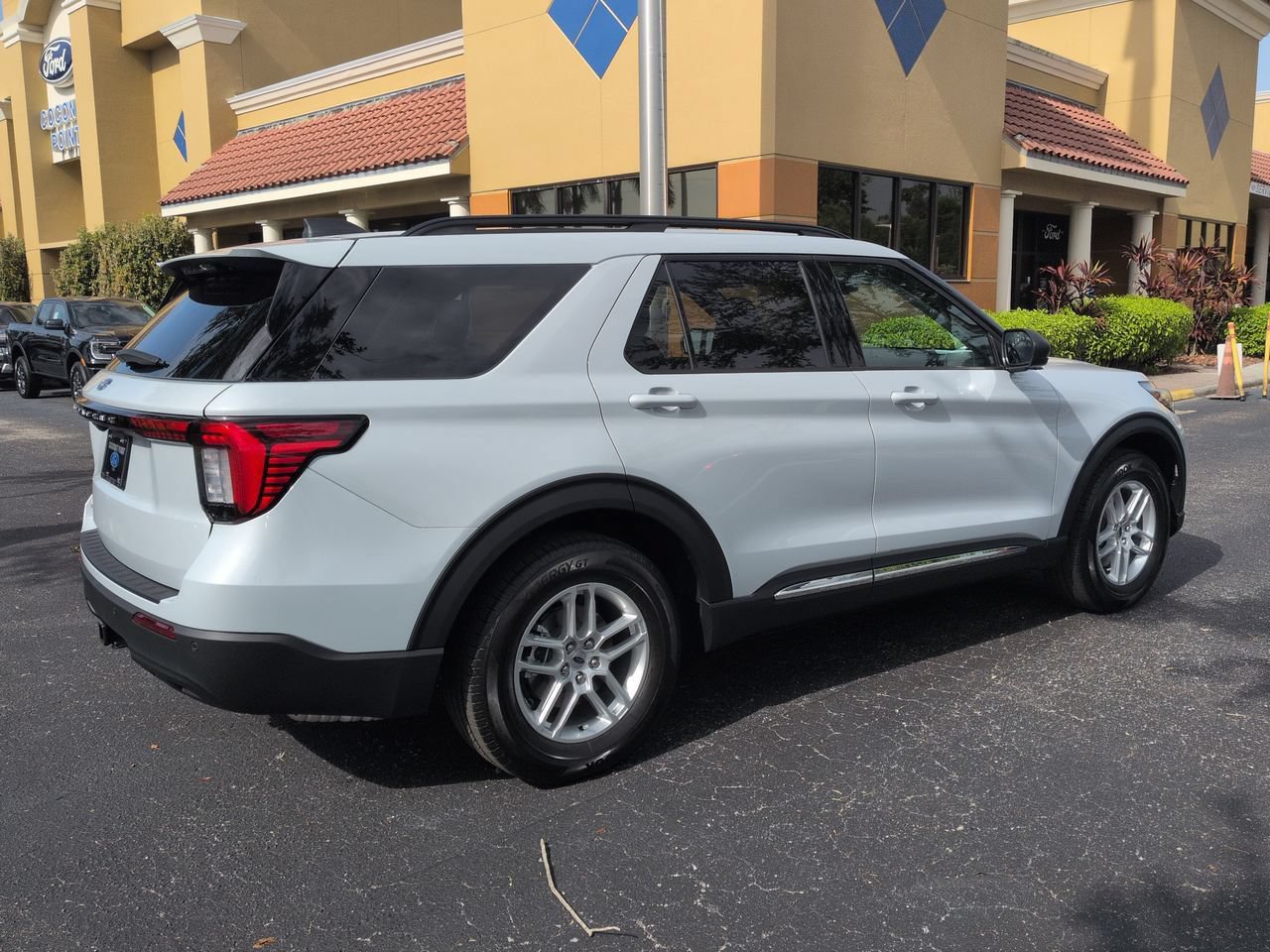 Certified 2025 Ford Explorer Active RWD image 3