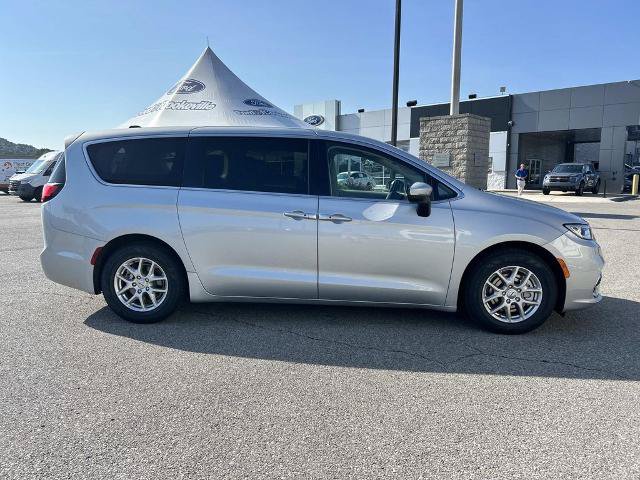 Used 2023 Chrysler Pacifica Touring-L FWD image 3