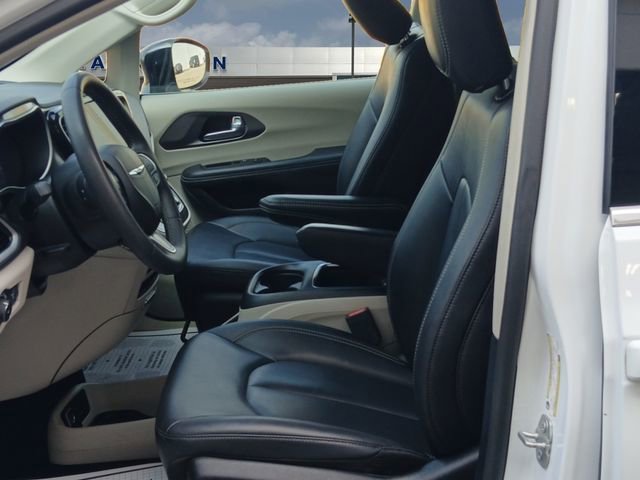 Used 2024 Chrysler Pacifica Touring-L FWD image 9