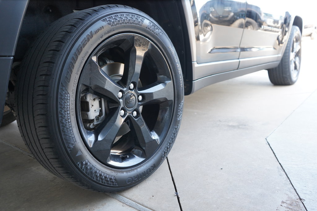 Used 2022 Jeep Grand Cherokee Altitude AWD/4WD image 9