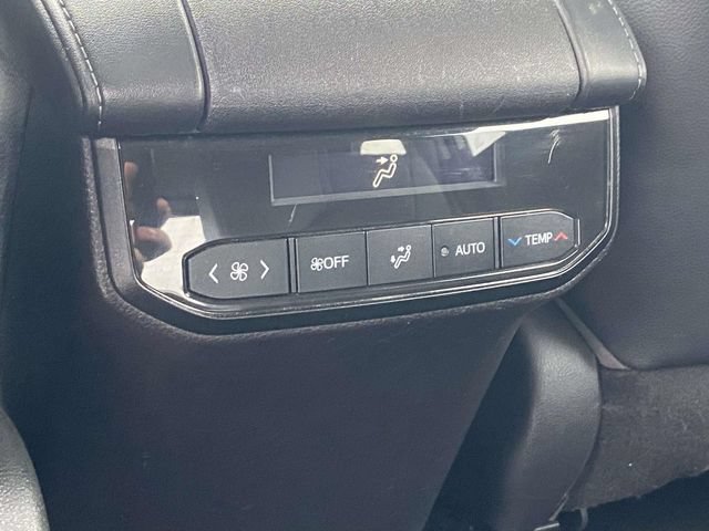 Used 2023 Toyota Highlander XLE AWD/4WD image 10