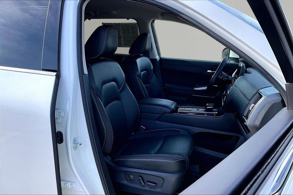 Used 2024 Nissan Pathfinder SL FWD image 9