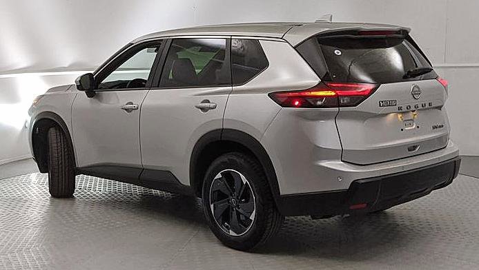 Used 2024 Nissan Rogue SV image 4