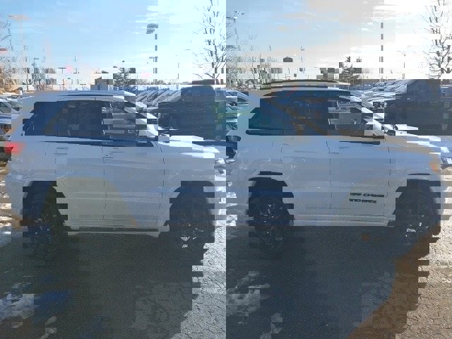 Used 2017 Jeep Grand Cherokee Altitude image 9