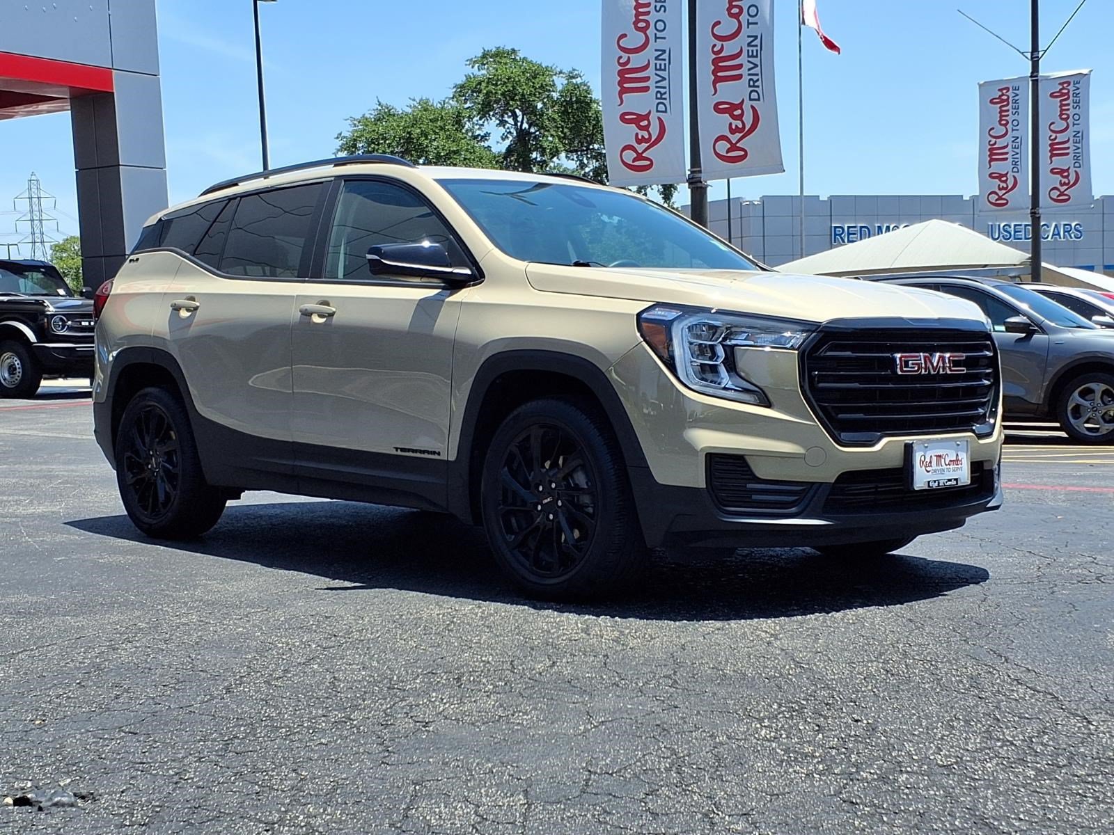 Used 2023 GMC Terrain SLE w/ Driver Convenience Package FWD image 4