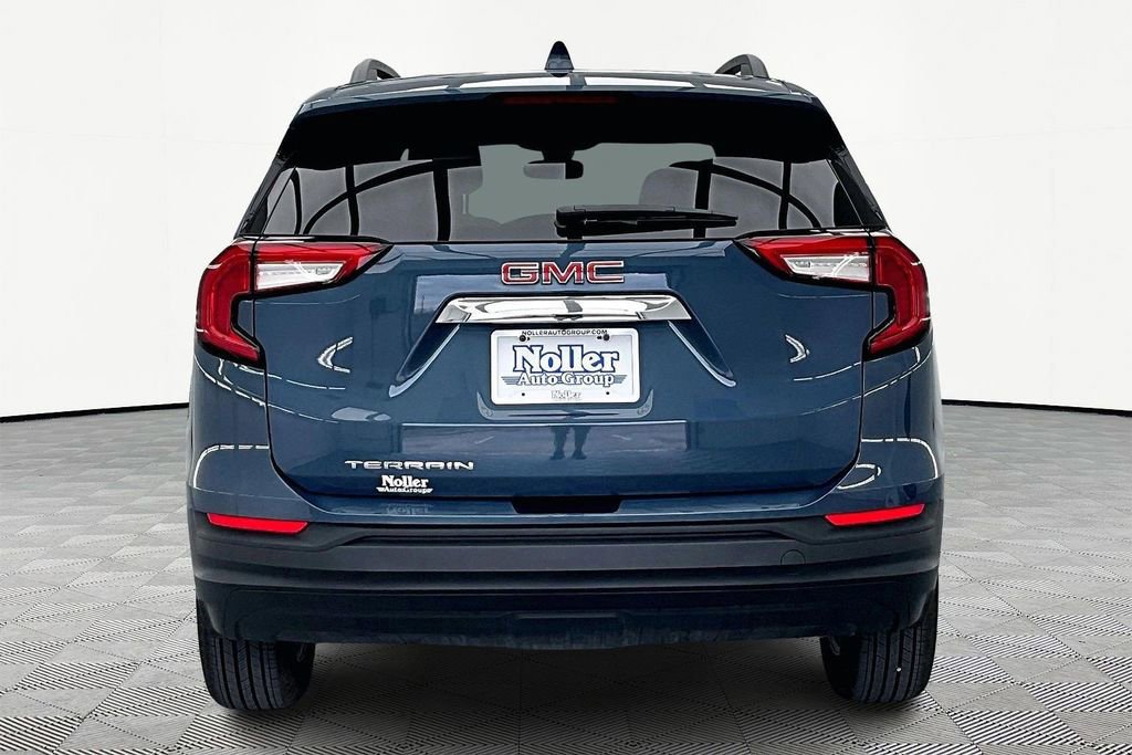 Used 2024 GMC Terrain SLE w/ Driver Convenience Package image 3