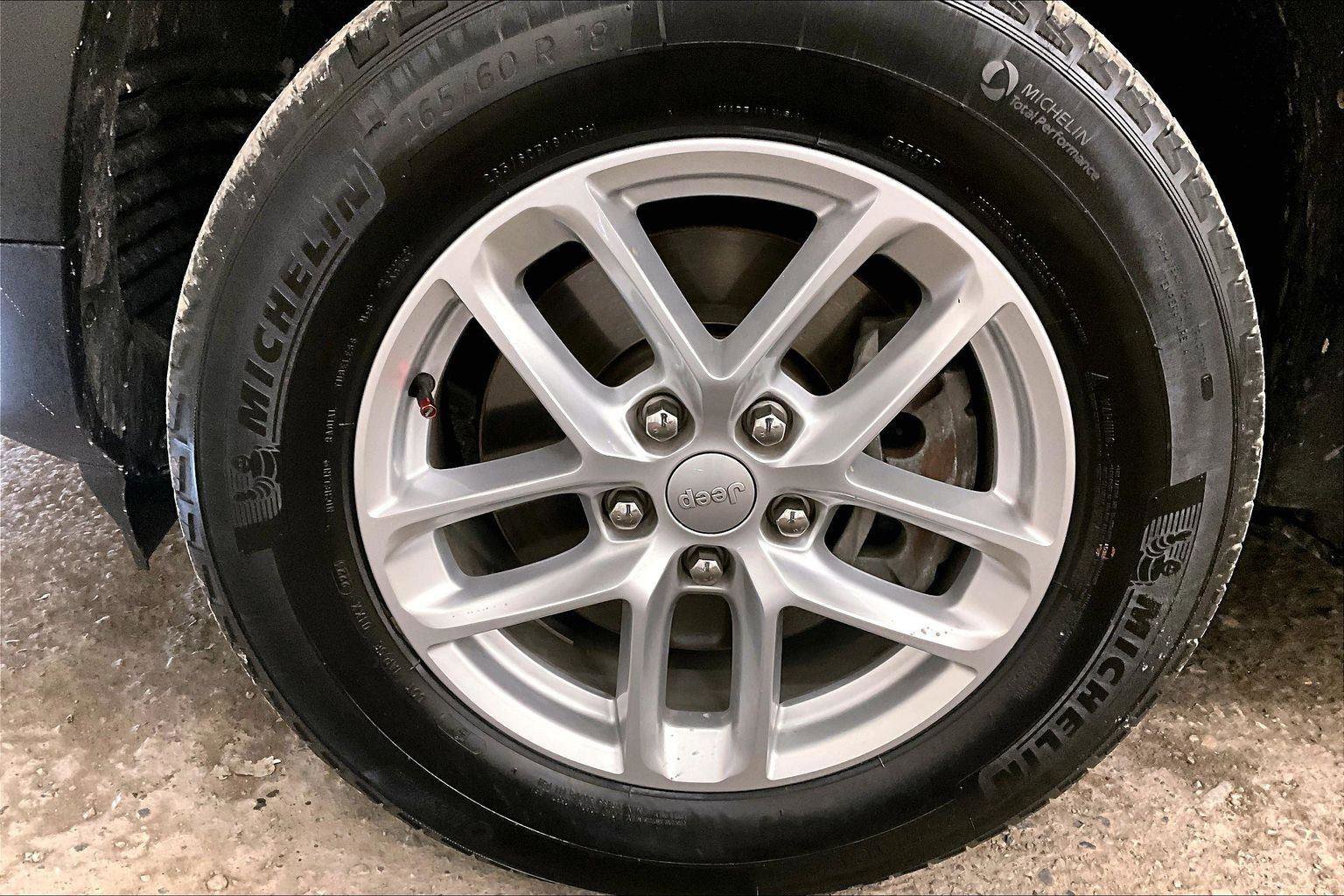 Used 2023 Jeep Grand Cherokee L Laredo image 8