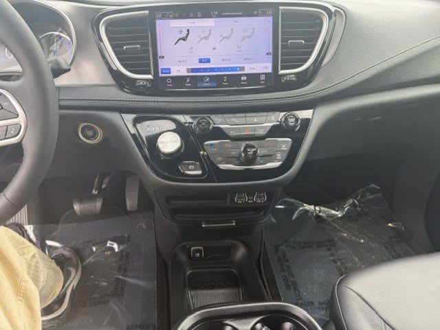 Used 2025 Chrysler Pacifica Select FWD image 19