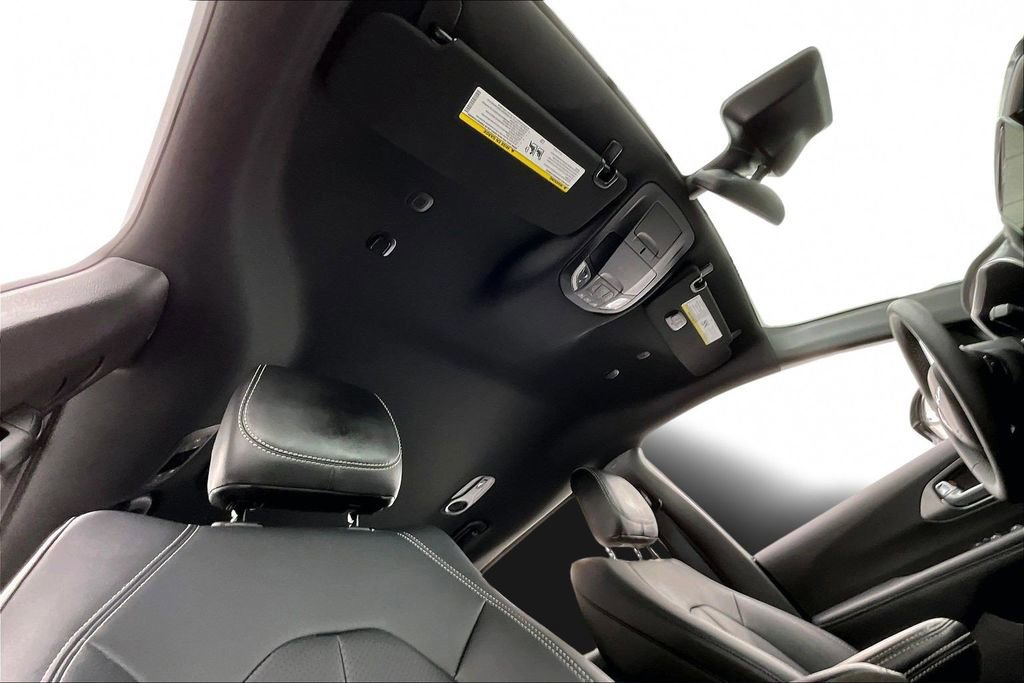 Used 2025 Chrysler Pacifica Select image 22