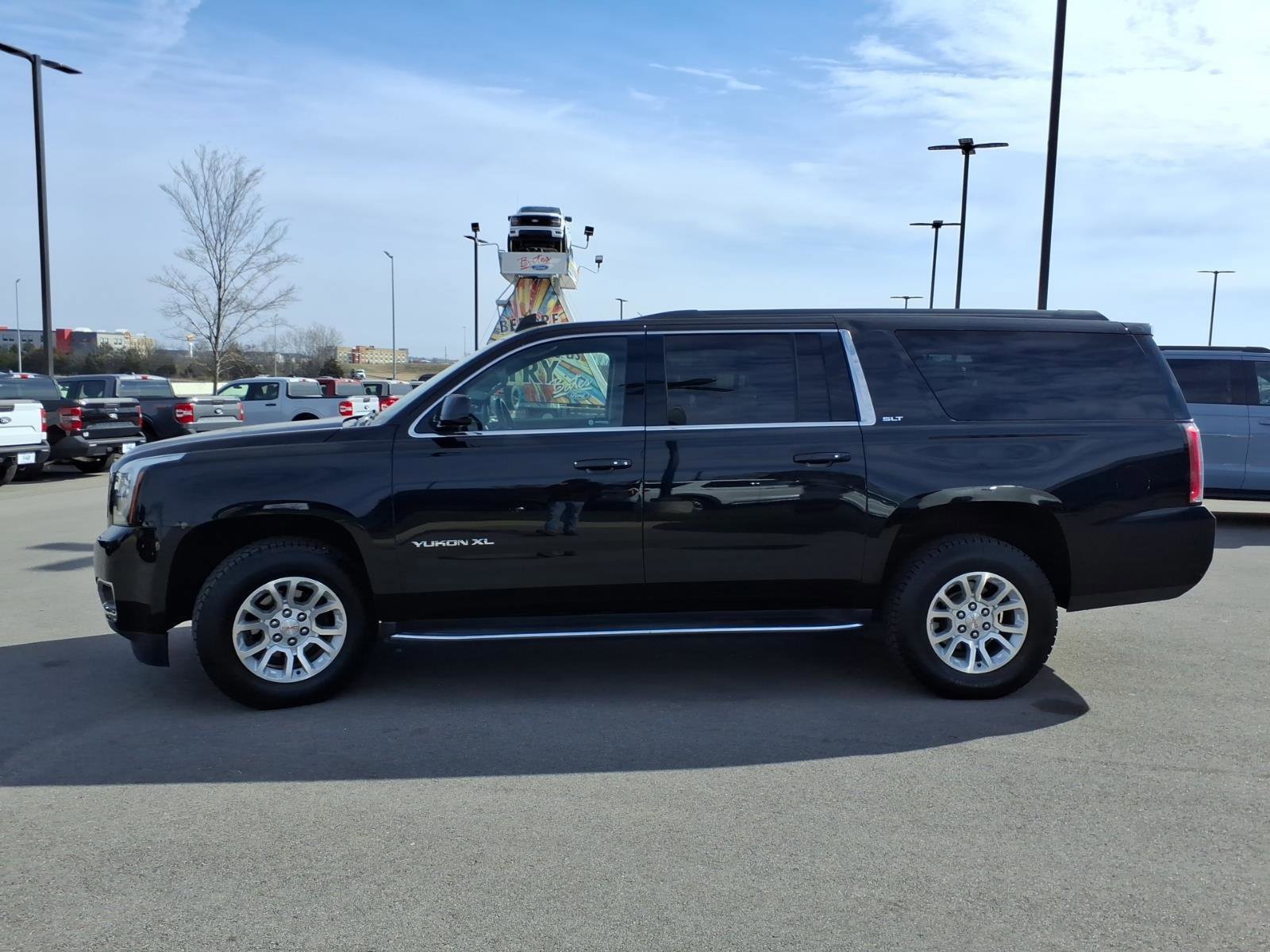 Used 2019 GMC Yukon XL SLT image 2