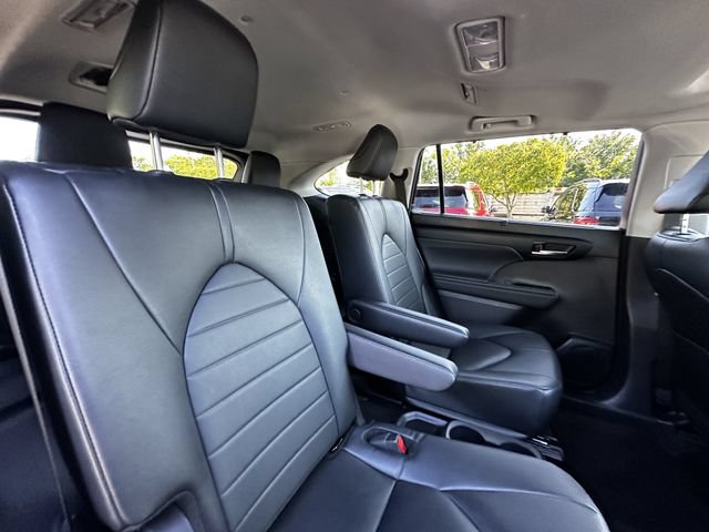 Used 2024 Toyota Highlander XLE AWD/4WD image 36