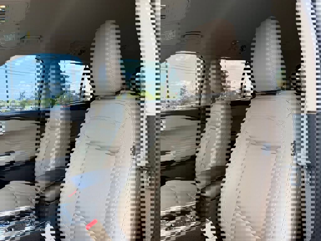 Certified 2022 Ford Explorer XLT w/ Equipment Group 202A image 19
