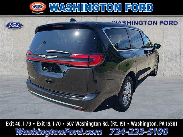 Used 2025 Chrysler Pacifica Select FWD image 4