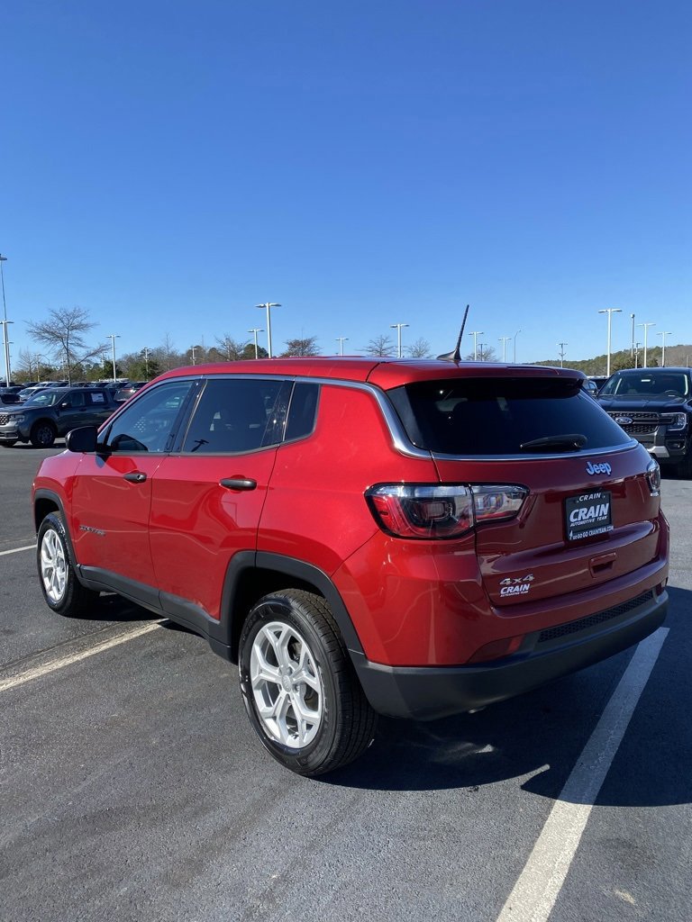 Used 2024 Jeep Compass Sport image 3