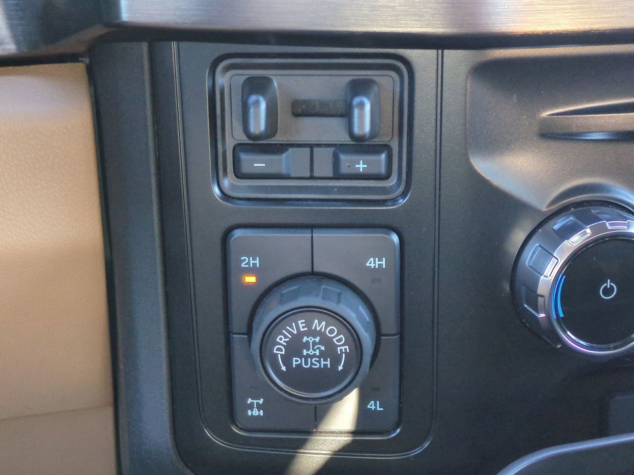 Certified 2025 Ford F350 Lariat w/ Tremor Off-Road Package image 28