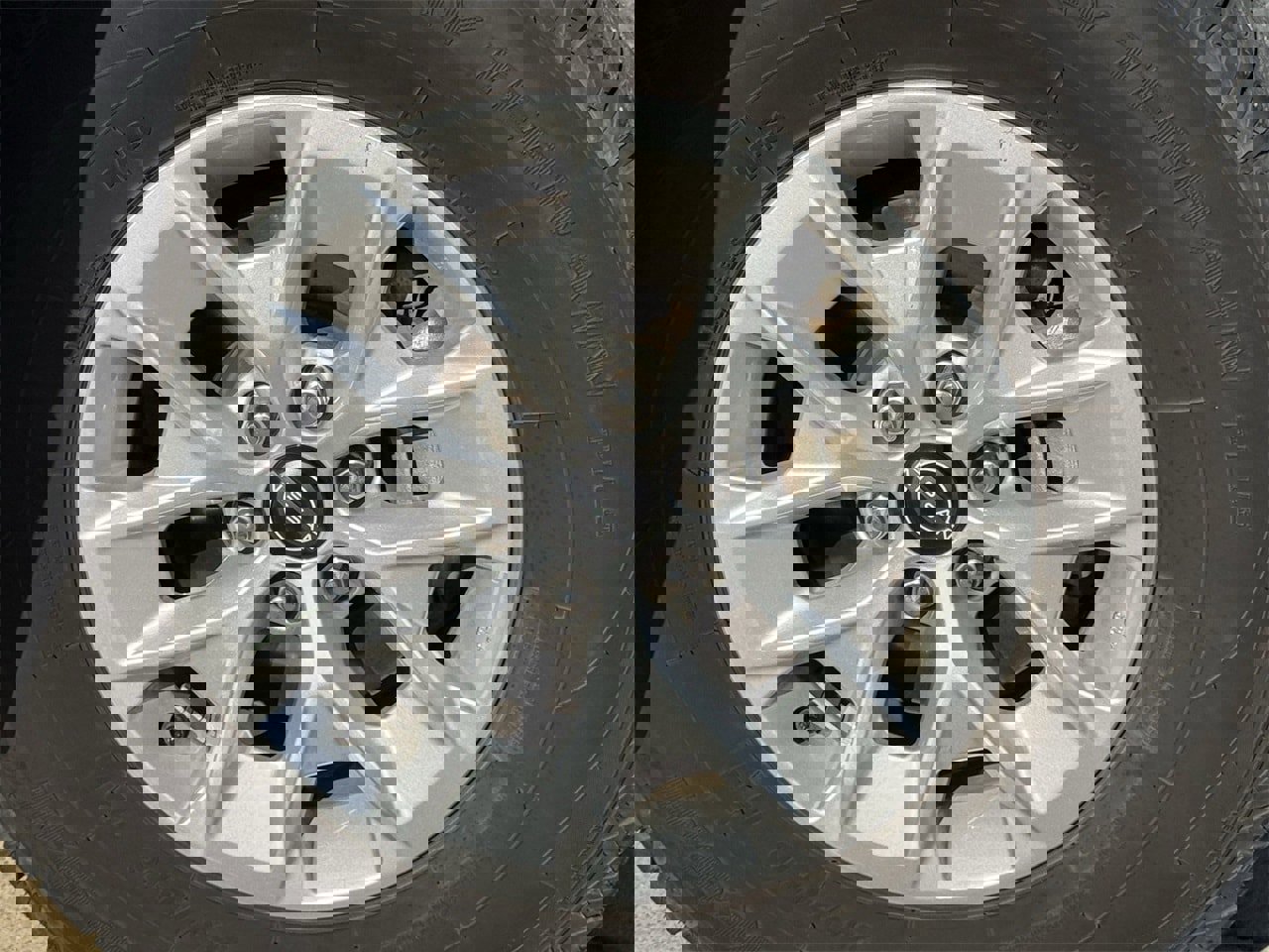 Used 2024 Nissan Frontier SV image 9