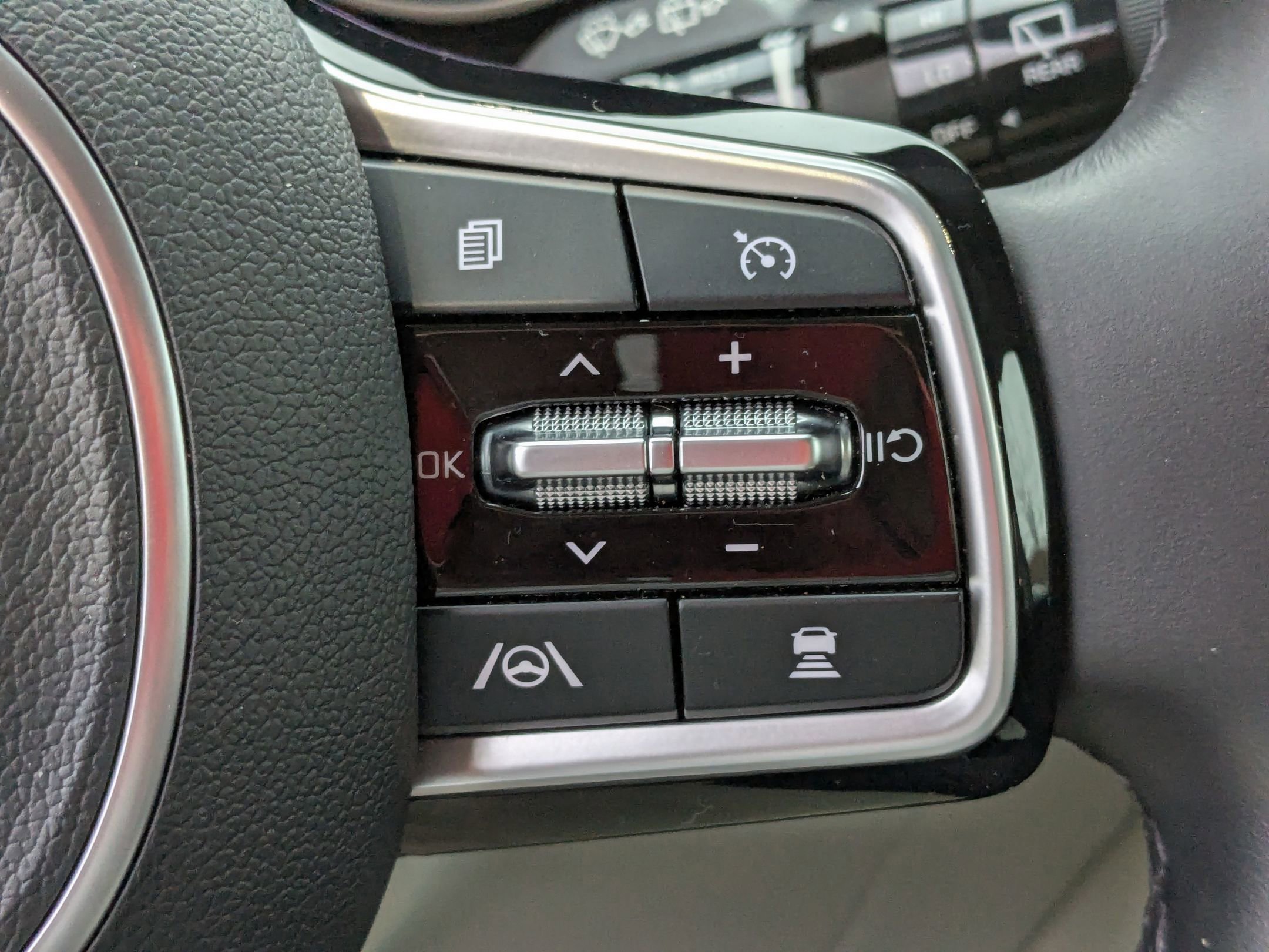 Used 2024 Kia Carnival EX image 18