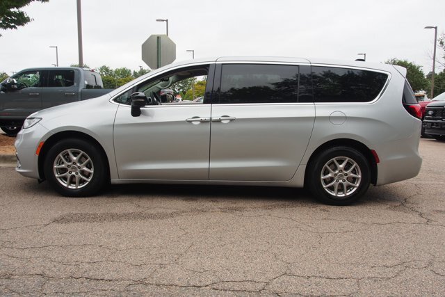 Used 2024 Chrysler Pacifica Touring-L FWD image 4
