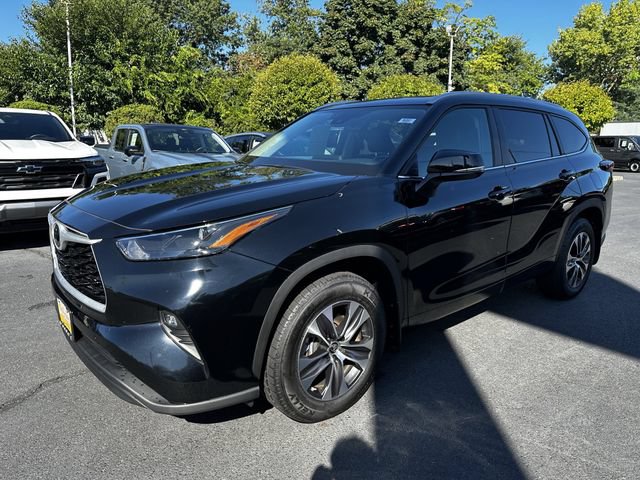 Used 2024 Toyota Highlander XLE AWD/4WD image 9
