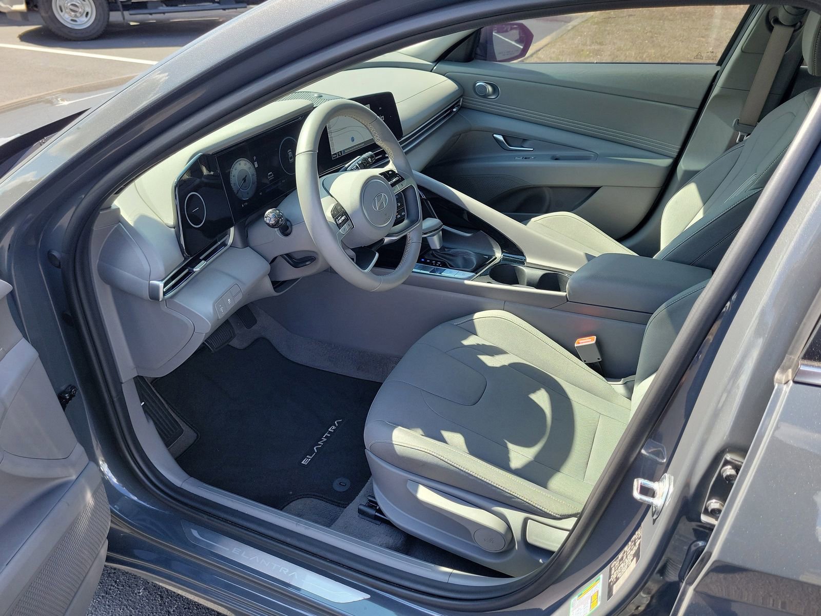 Used 2025 Hyundai Elantra SEL FWD image 15