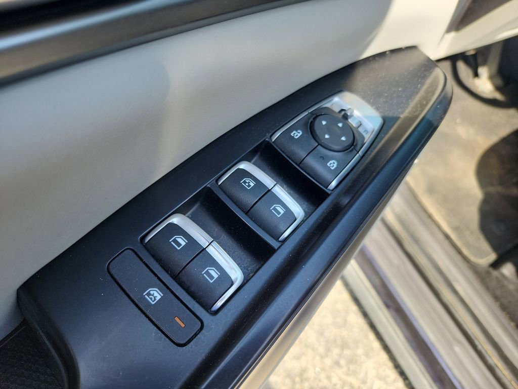 Used 2023 Kia Carnival LX image 24