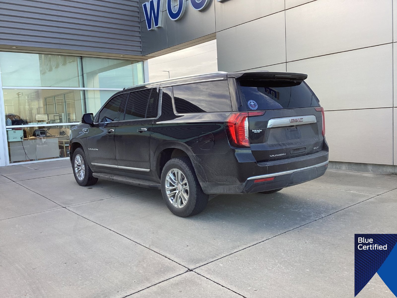 Used 2023 GMC Yukon XL SLT w/ SLT Premium Package AWD/4WD image 4