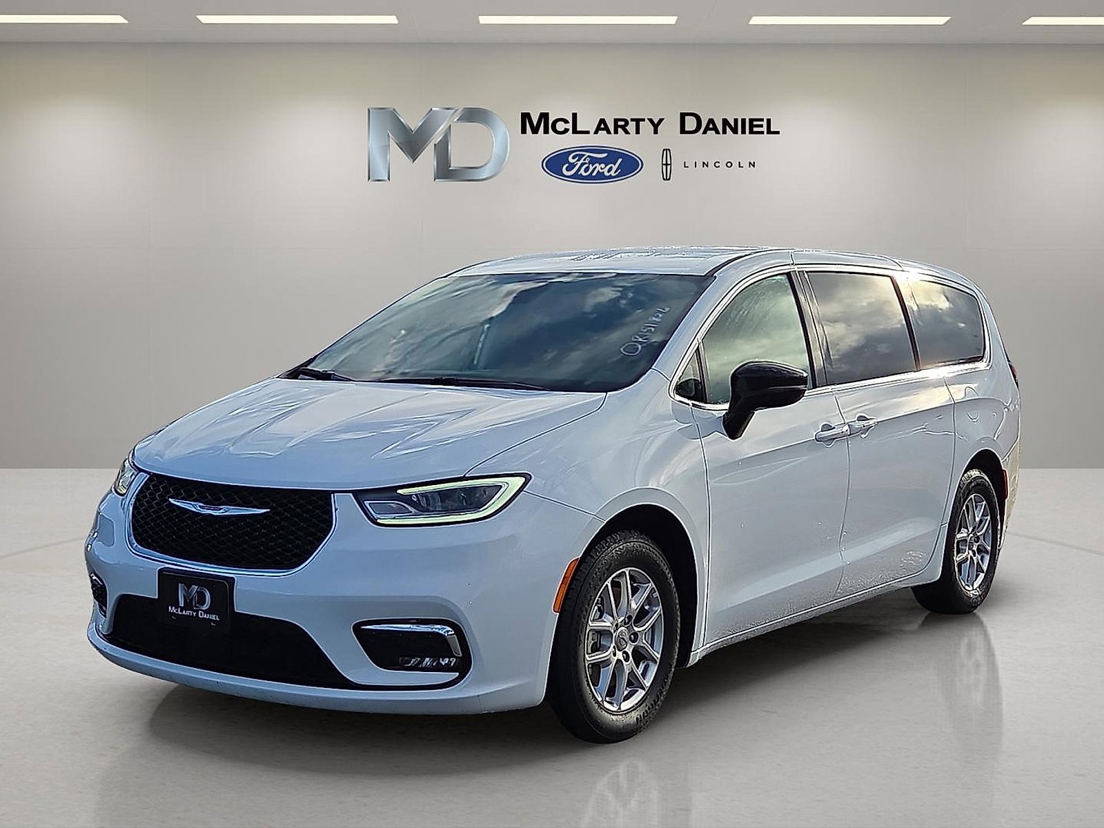 Used 2024 Chrysler Pacifica Touring-L video 2