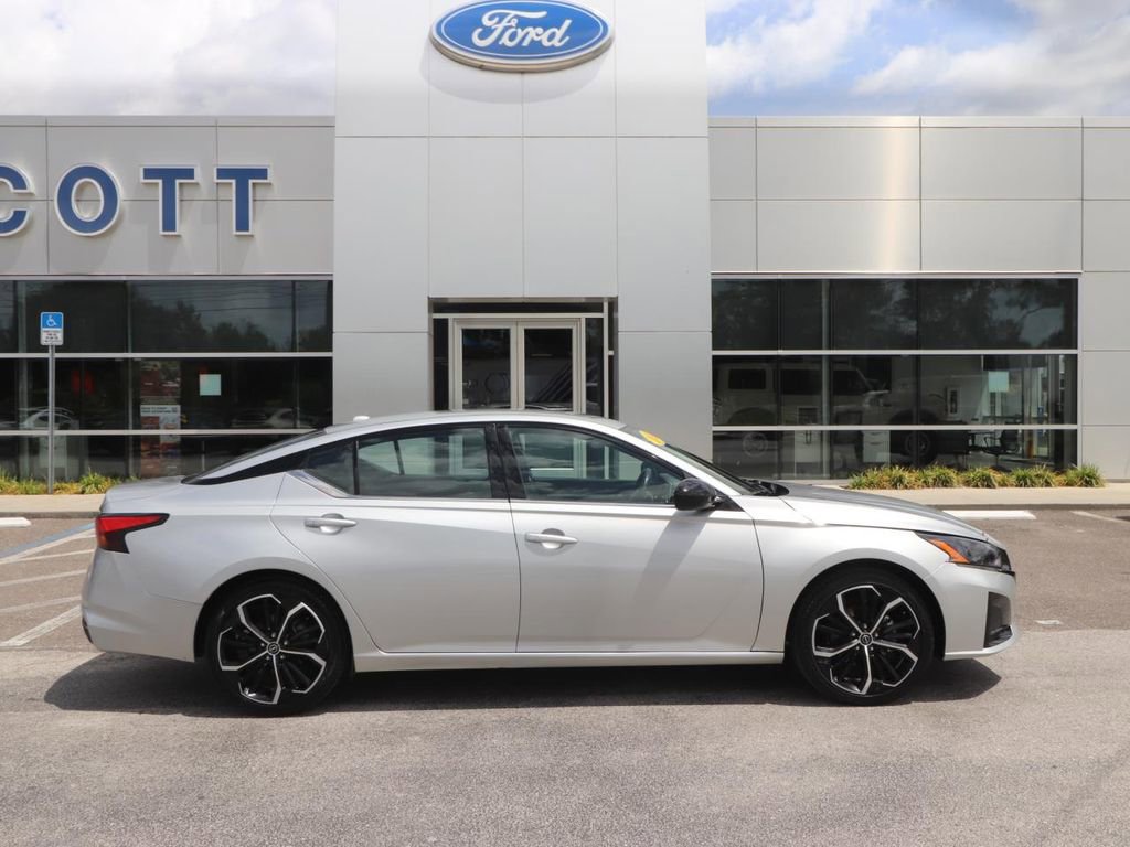 Used 2024 Nissan Altima 2.5 SR FWD image 15