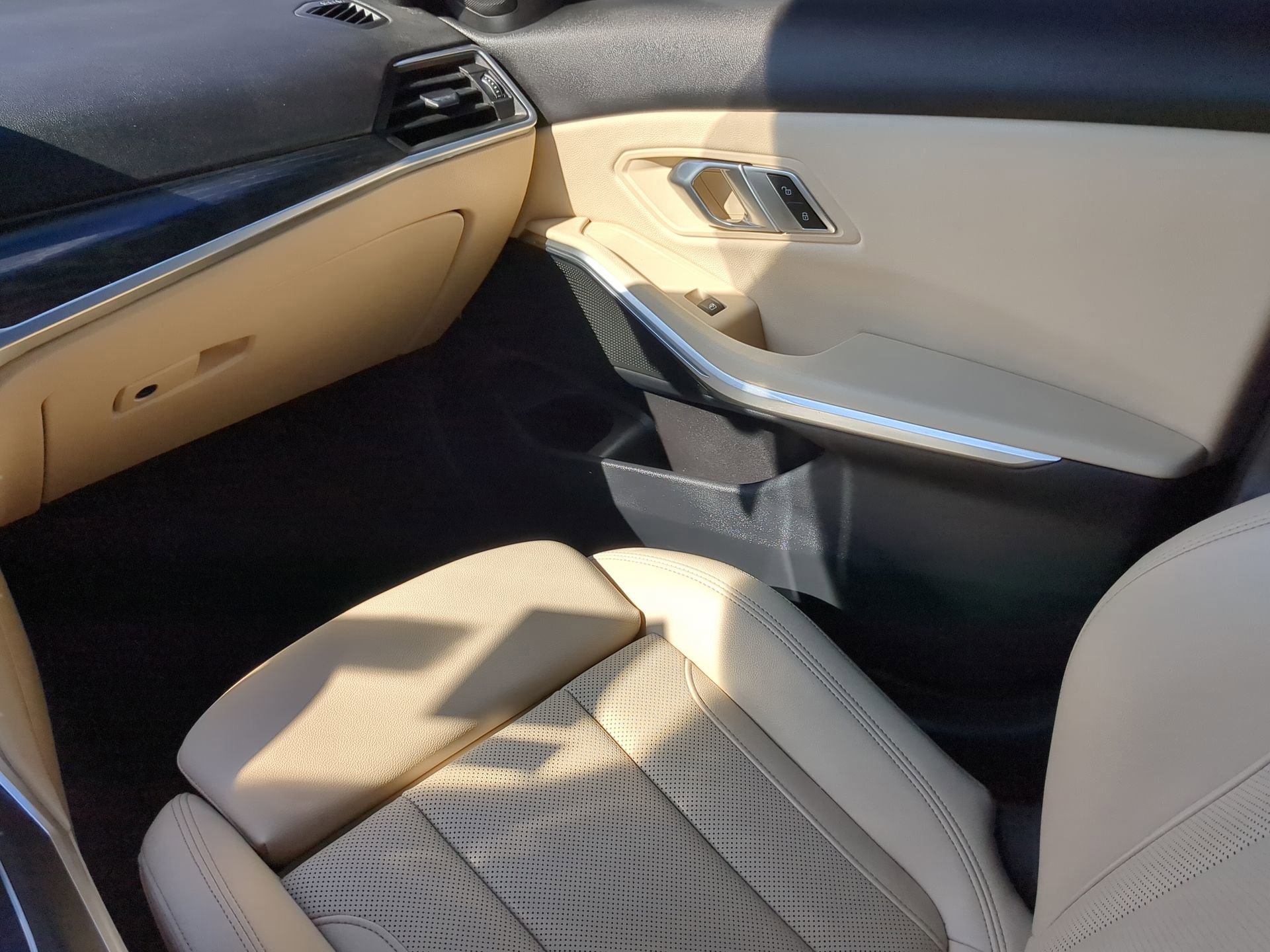 Used 2023 BMW 330i Sedan w/ Driving Assistance Package image 44