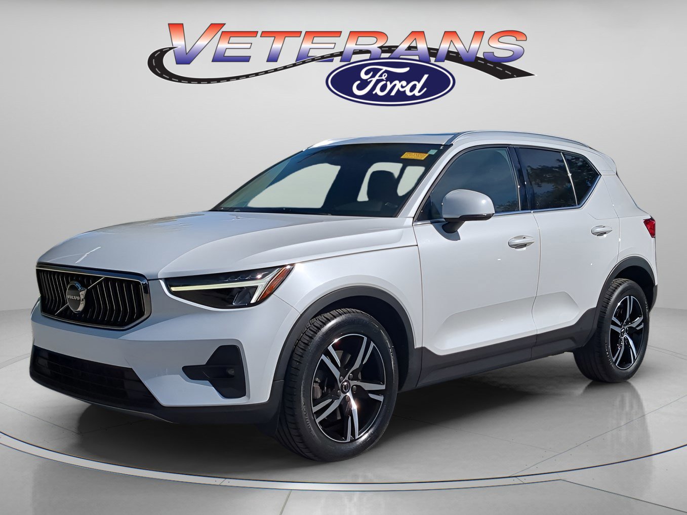 Used 2023 Volvo XC40 B5 Plus image 1