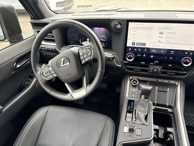 Used 2025 Lexus GX 550 w/ Accessory Package (2T) AWD/4WD image 13