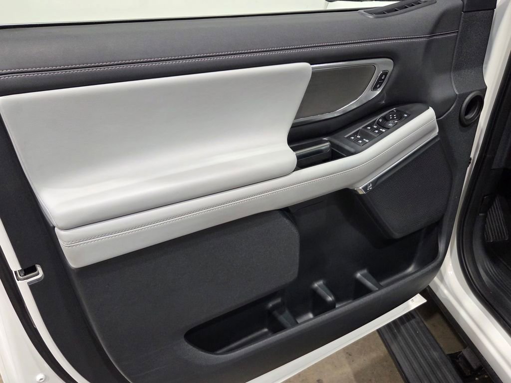 Certified 2025 Ford Expedition Platinum image 18