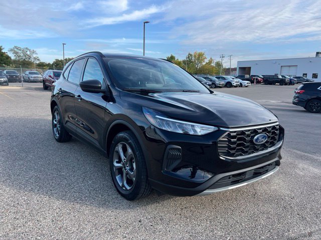 Certified 2025 Ford Escape ST-Line w/ Tech Pack #1 AWD/4WD image 3