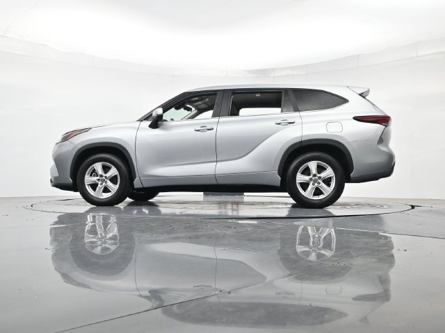 Used 2025 Toyota Highlander LE FWD image 36
