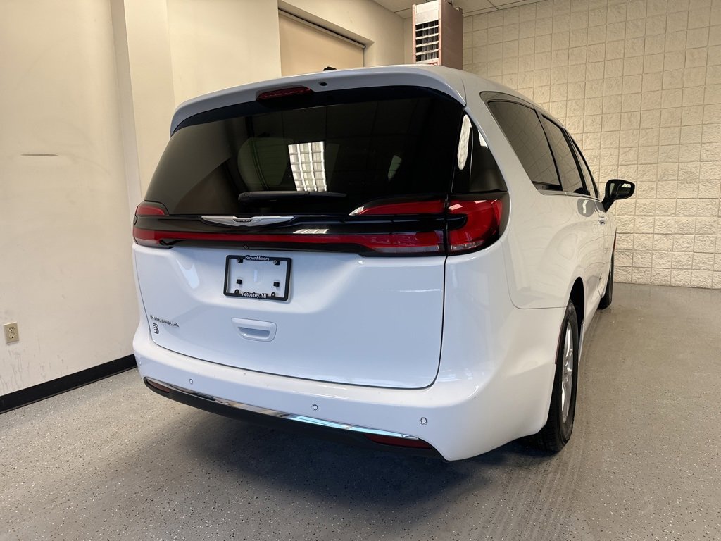 Used 2023 Chrysler Pacifica Touring-L image 47